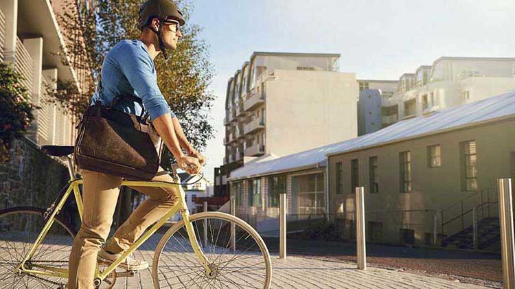 年轻的专业人士骑着自行车上班.