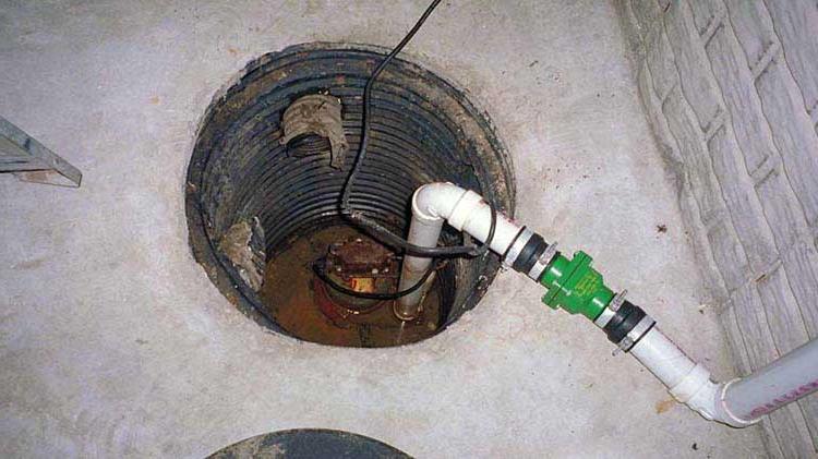 地下室里的水泵.