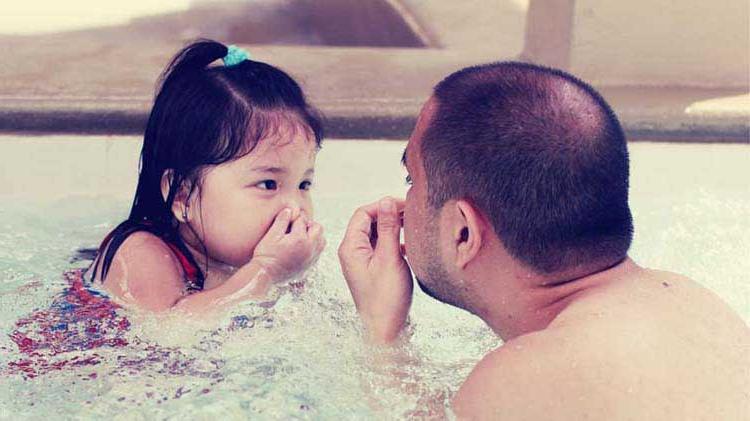 爸爸和女儿练习潜水.