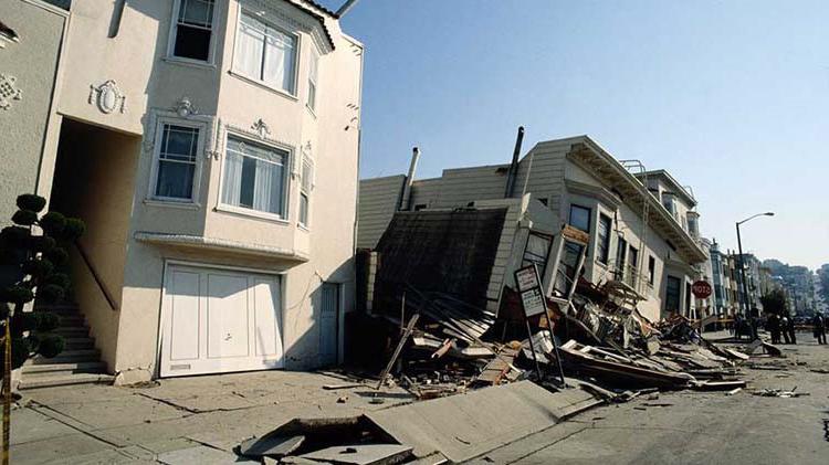 受地震破坏的房屋，房屋向左倾斜并陷进去.