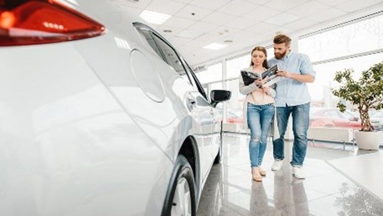 一对夫妇在汽车经销店购买汽车并决定他们的汽车贷款期限.
