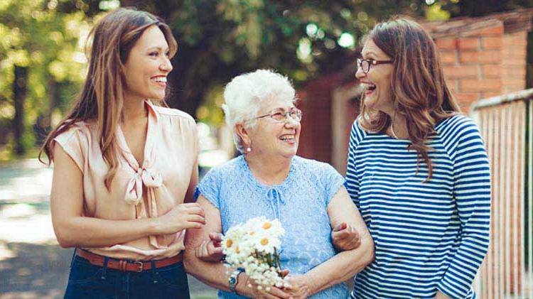 三代女性一边走一边谈论老年人的住房选择.