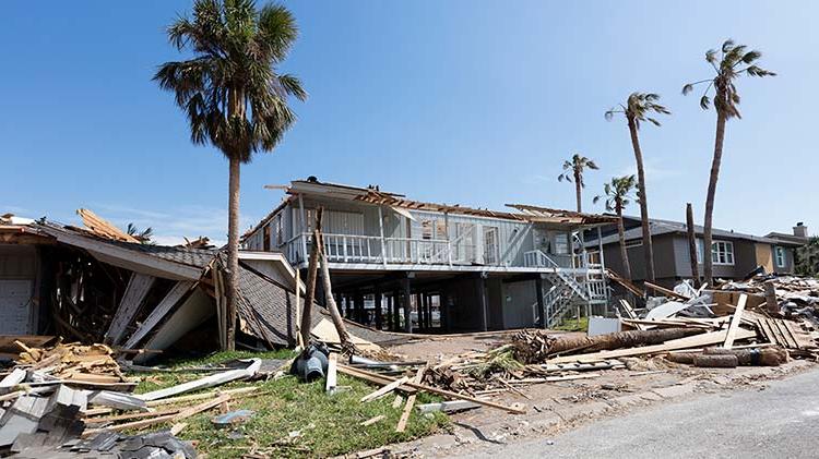 风暴对房屋和周围建筑的破坏