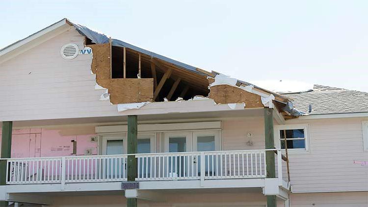 部分屋顶被飓风破坏的房子.