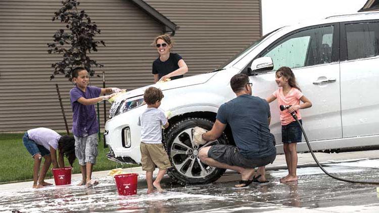 一家人一起洗车